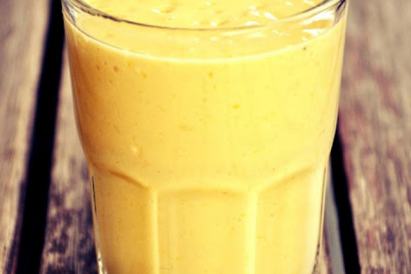 Energetyczne smoothie z kurkumą i imbirem