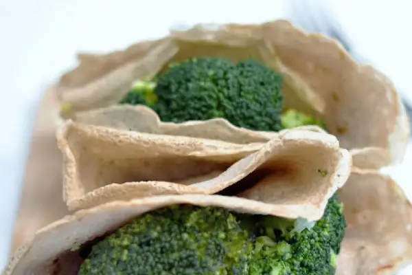 Naleśniki gryczane z brokułem i fetą