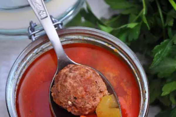 Zupa pomidorowa w słoiku na wynos z pulpetami i z parmezanem