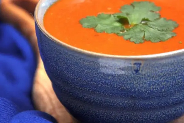 Zupa krem pomidorowa o smaku curry z mleczkiem kokosowym