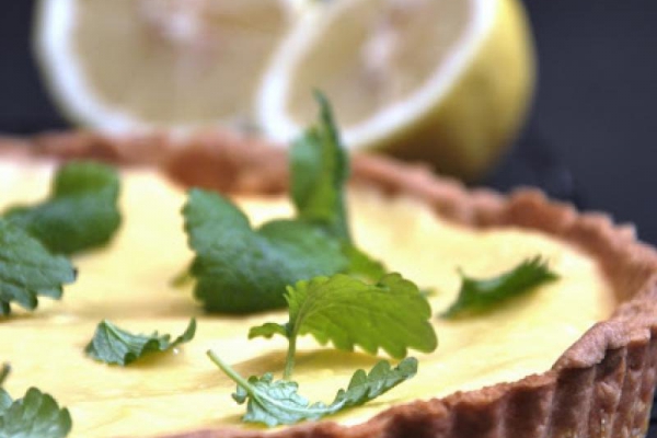 Tarta cytrynowa z lemon curd i melisą
