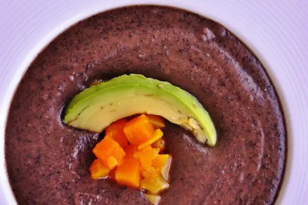 Pikantna zupa z czarnej fasoli z gorzką czekoladą