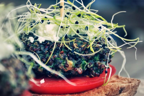 Burger z quinoa ze szpinakiem