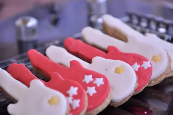 Migdałowe ciasteczka  słodkie gitary  dekorowane lukrem plastycznym
