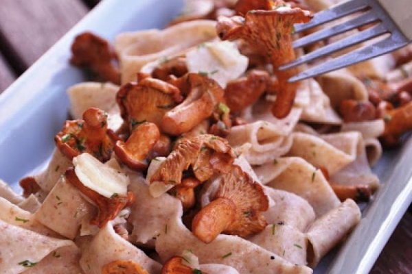 Razowe tagliatelle z kurkami