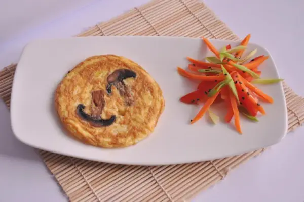 Minimalistyczny omlet z pieczarką z chrupiącą surówką