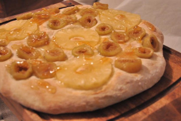 Pizza na słodko z sosem z gorzkich pomarańczy