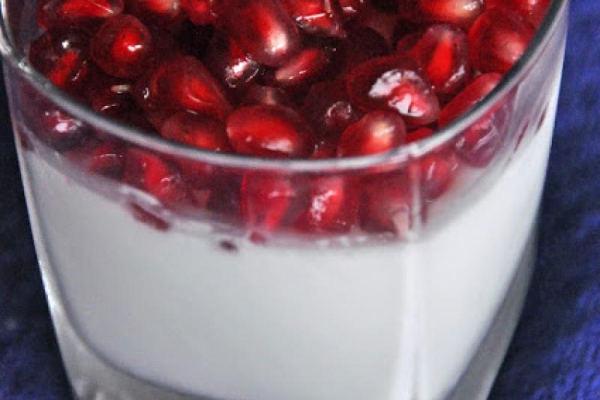 Panna cotta z mleczka kokosowego z granatem