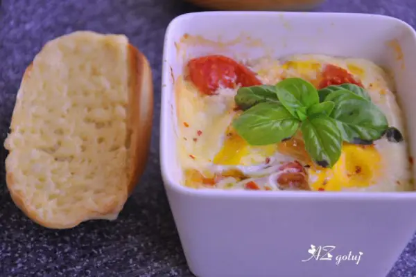 Zapiekane jajka z pomidorami i mozarellą