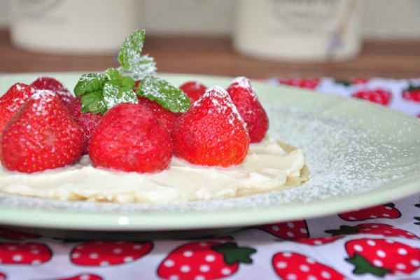 Lniane naleśniki z mascarpone i truskawkami