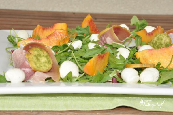 Insalata con prosciutto crudo z brzoskwinią