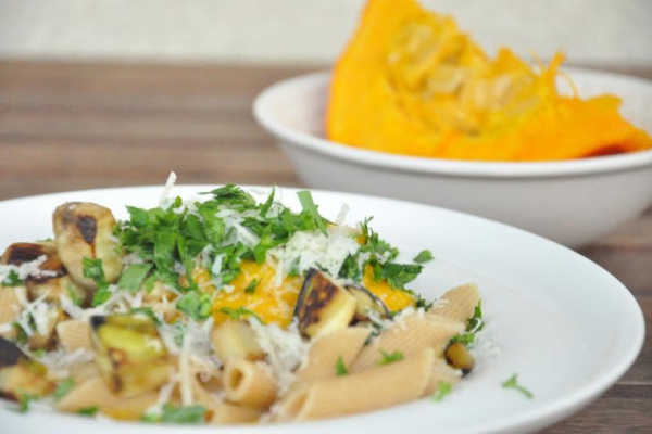 Crema di zucca Krem z dyni z razowym makaronem, kosteczkami prazonego bakłazana i parmezanem