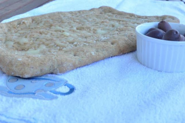 Razowa focaccia z oregano i rozmarynem