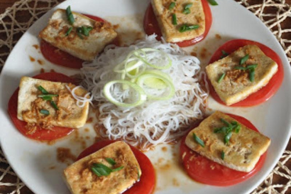 Lekka wegetariańska sałatka z tofu po chińsku
