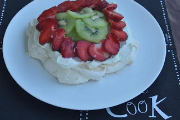 Beza Pavlova z kiwi i truskawkami