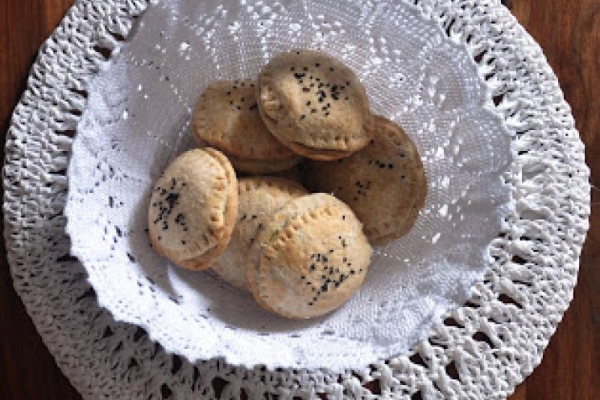 Mini calzone wegetariańskie z soczewicą i czarnuszką