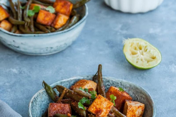 Aromatyczne tofu z zieloną fasolką w sosie