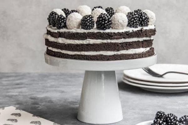 Tort prawie oreo z pralinami kokosowymi