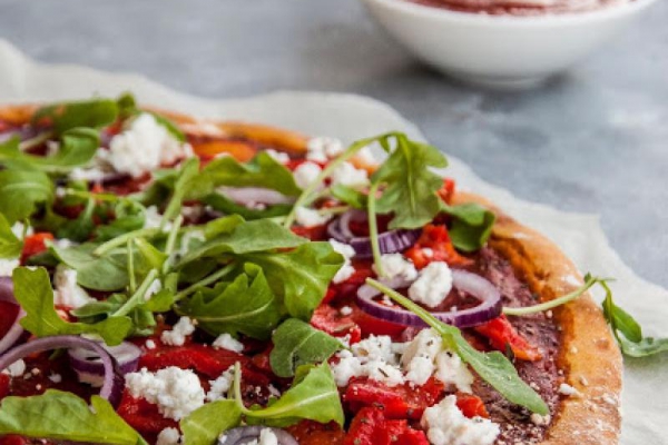 Pizza z dyni z pieczoną papryką, fetą i rukolą