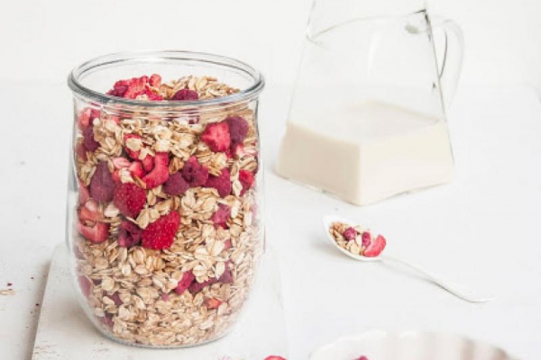 Granola z truskawkami i malinami