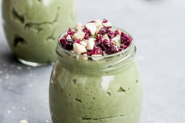 Budyń jaglany z matcha, nerkowcami i żurawiną