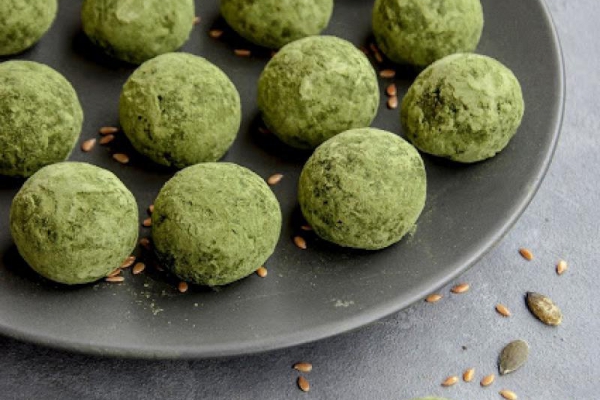 Trufle z ziaren, orzechów i herbaty matcha