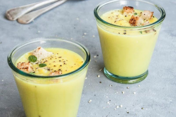 Zupa z pora i ziemniaków ze skórką cytryny