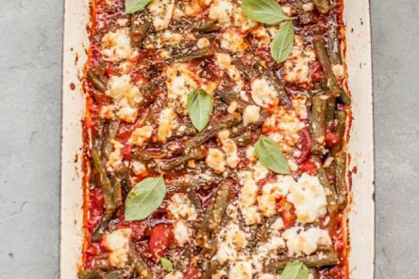 Zapiekana feta z fasolką szparagową w pomidorach