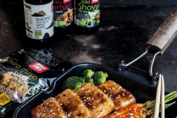 Smażone tofu w sosie z miso z warzywami