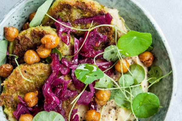 Falafel z zielonym groszkiem i kiszoną cytryną.