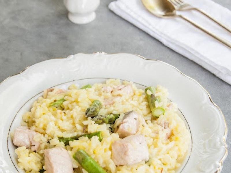 Risotto ze szparagami, łososiem i szafranem