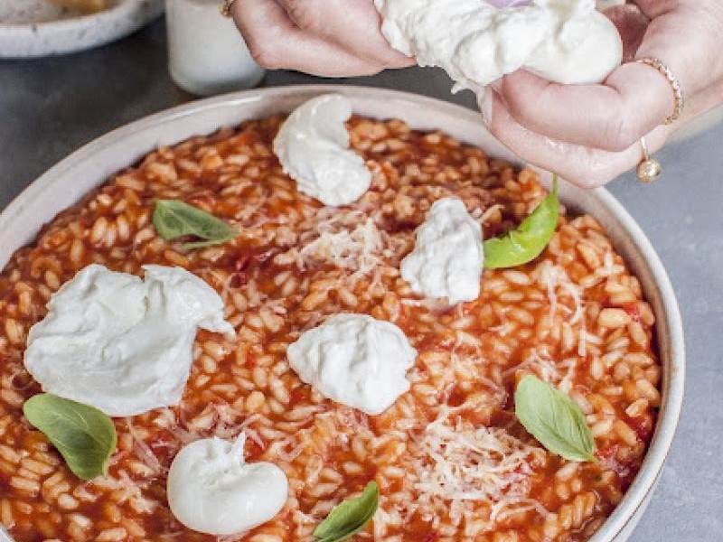 Risotto pomidorowe z burratą