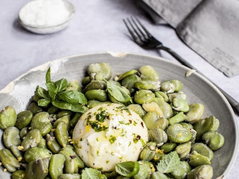 Bób z serem burrata