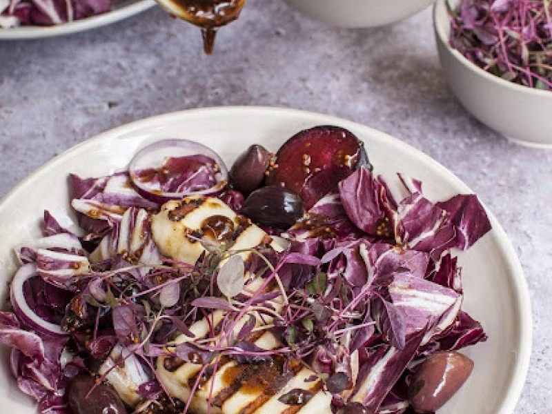 Sałatka z radicchio, serem halloumi i śliwkami
