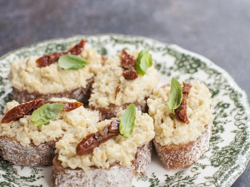 Grzanki z pastą z karczochów z szynką