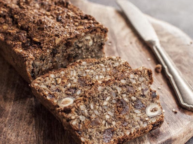 Piernikowy keto chleb z suszonymi owocami i orzechami