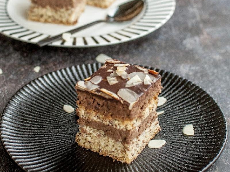 Torcik migdałowy z musem czekoladowym