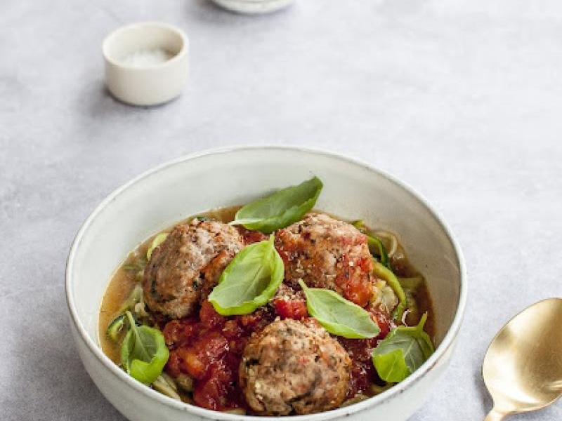 Pulpety z indyka z makaronem z cukinii