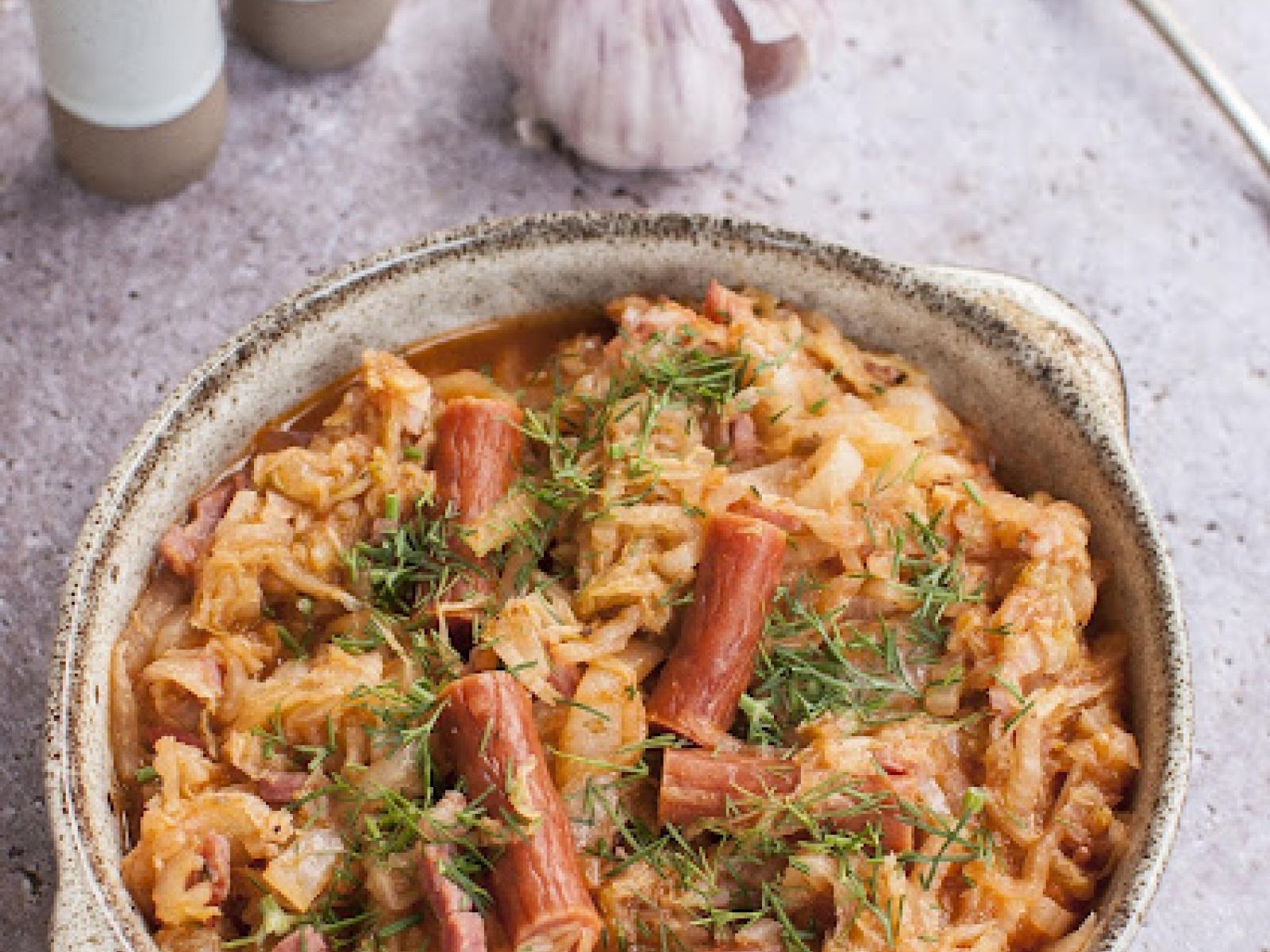 Młoda kapusta z kabanosami