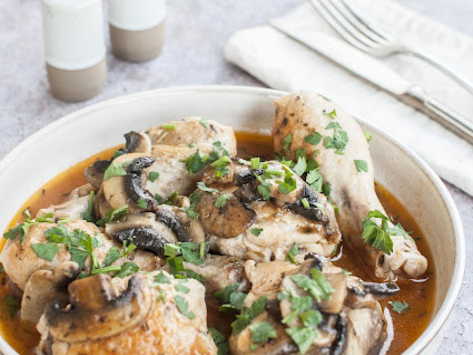 Kurczak po myśliwsku w winnym sosie