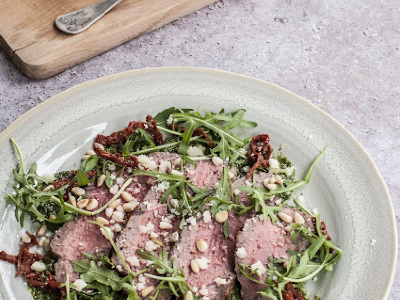 Sałatka z pieczoną wołowiną i pesto