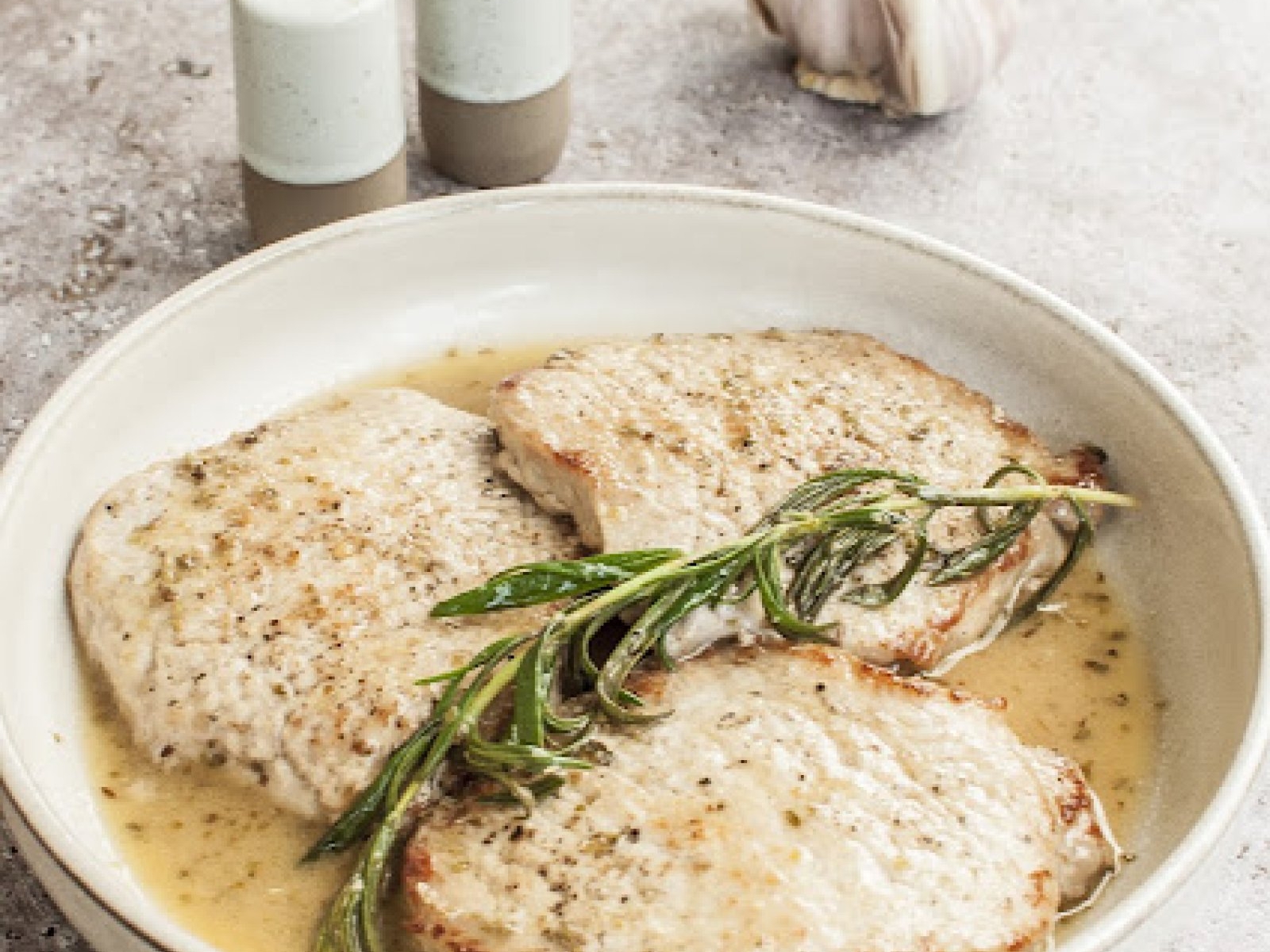 Schab w sosie winno-maślanym