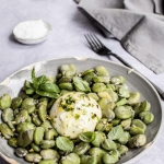 Bób z serem burrata