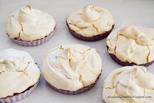 Krucha mini tarta z jabłkami i bezą