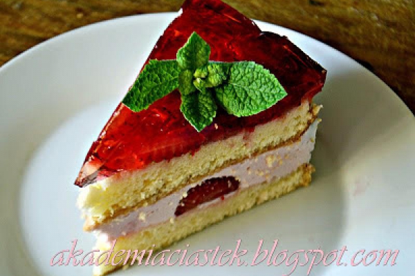 Torcik śmietanowo-truskawkowy