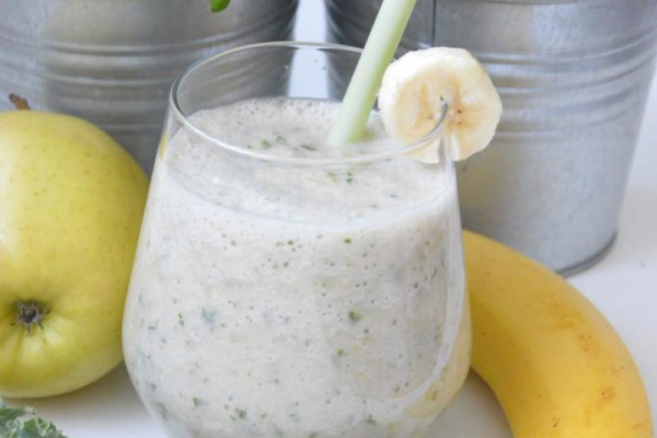 Koktajl z jarmużem, jabłkiem i bananem
