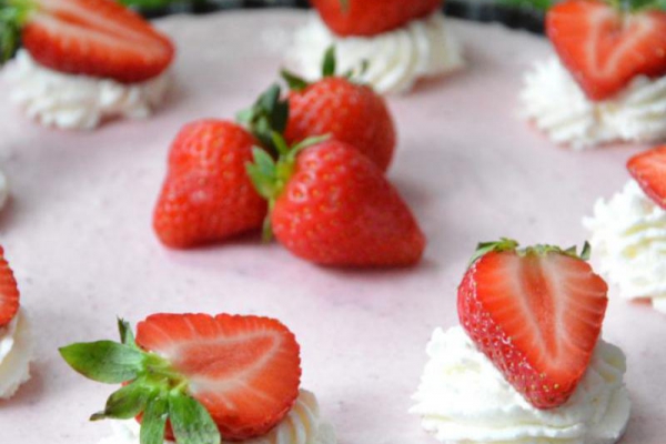 Tarta z musem truskawkowym na spodzie Oreo
