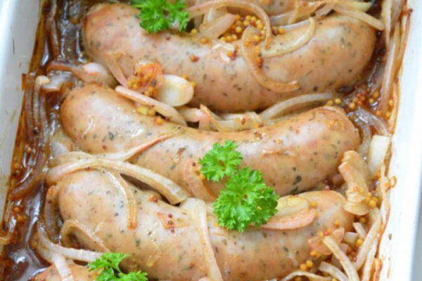 Biała kiełbasa pieczona w piwie, musztardzie i miodzie