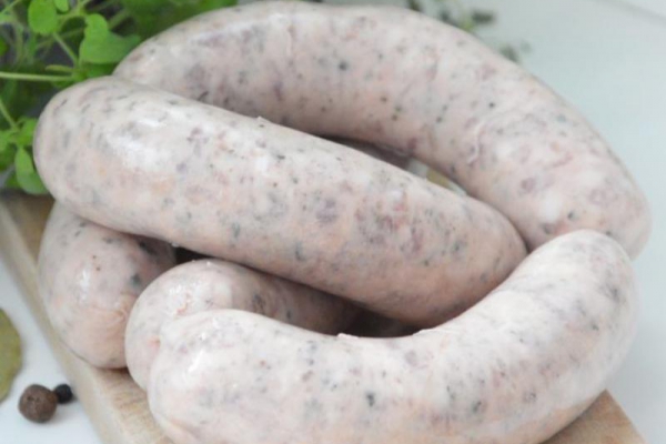 Jak gotować białą kiełbasę? Ile minut?