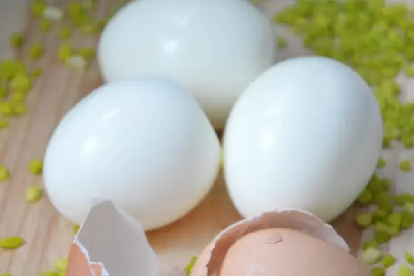 Jak obrać jajko – szybko i ładnie?